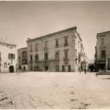Alla fine dell'800 borgo nuovo divenne quindi scuro, ma non il centro storico, il cui rifacimento sub� diverse varianti e rallentamenti. Nelle foto di strade e piazze di Bari Vecchia, risalenti ai primi decenni del 900, si possono infatti ancora notare le lastre bianche posate quasi un secolo prima